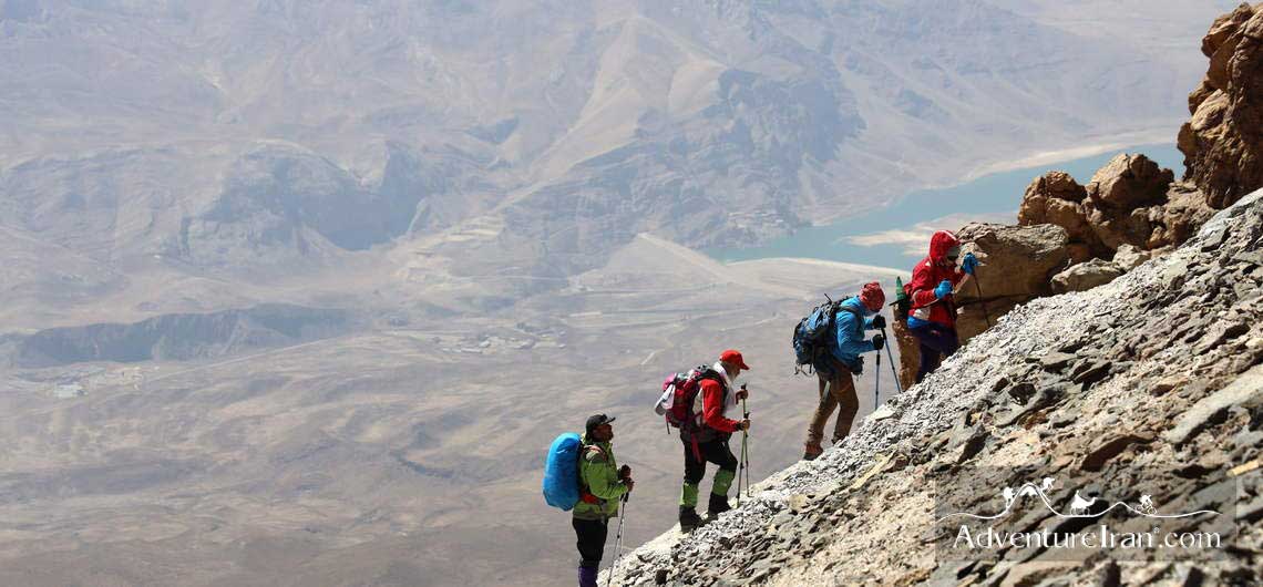 آمادگی برای صعود به قله دماوند