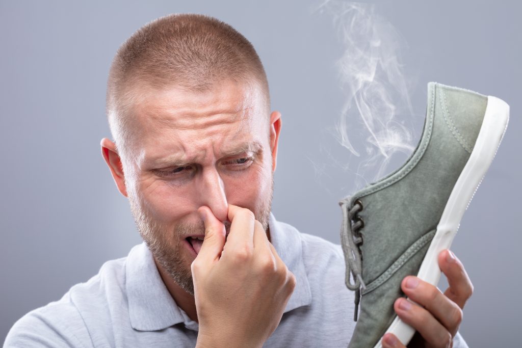 چگونه بوی بد کفش‌ را از بین ببریم؟