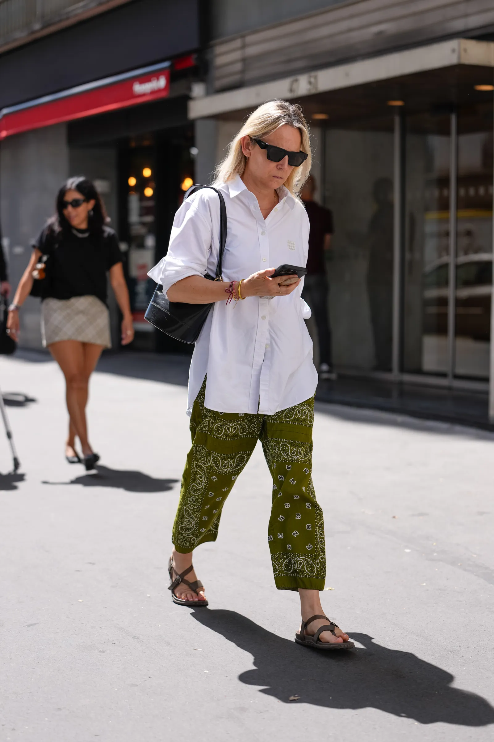 کفش صندل را با چه شلواری بپوشیم؟