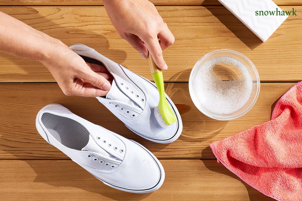 با چه چیزی کفش را تمیز کنیم؟